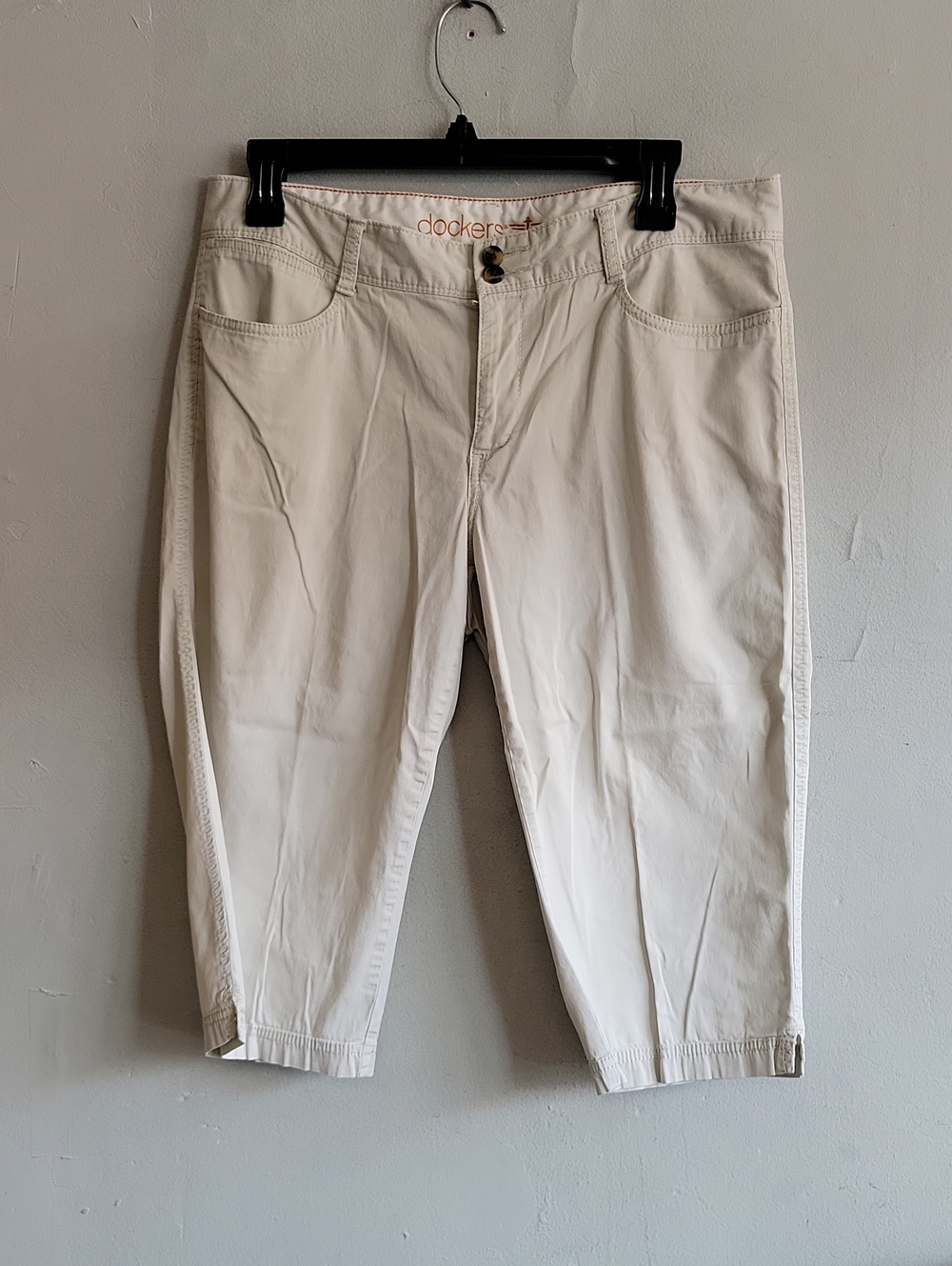 Women's size 10 Dockers beige tan cotton chino capri cropped pants